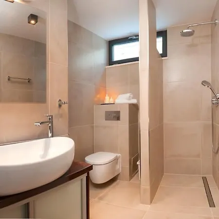 Luxurious With Modern Interior And Pool טרוגיר