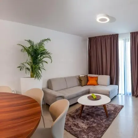 Luxurious With Modern Interior And Pool וילה *