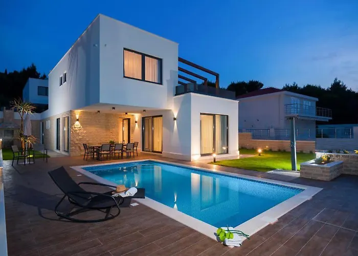 Luxurious With Modern Interior And Pool Villa