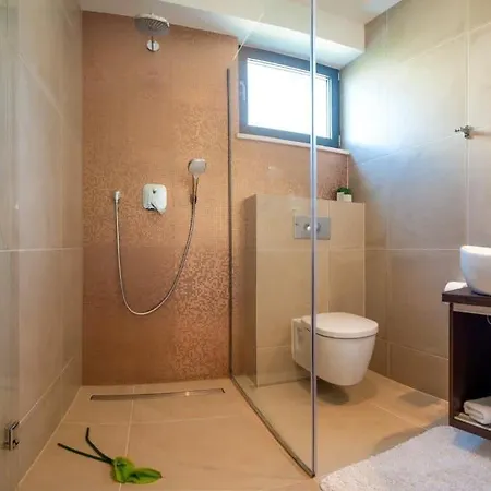 Luxurious With Modern Interior And Pool فيلة *