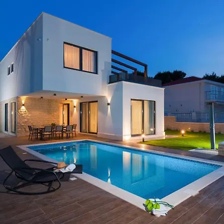 Luxurious With Modern Interior And Pool فيلة